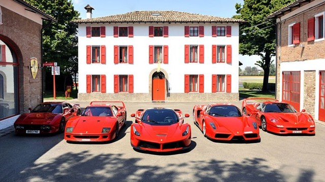 Lái 4 "ngựa chiến" Ferrari đi nhận siêu phẩm LaFerrari mới mua
