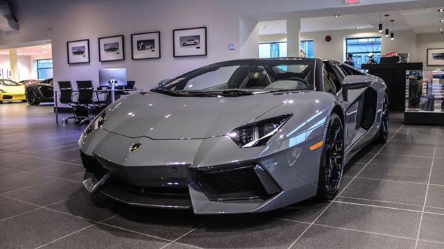 Bắt gặp siêu xe Lamborghini Aventador Roadster màu xám tuyệt đẹp