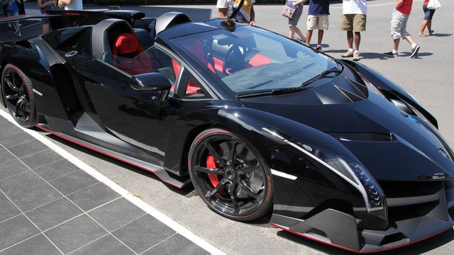 Cận cảnh hàng hiếm Lamborghini Veneno Roadster đen bóng