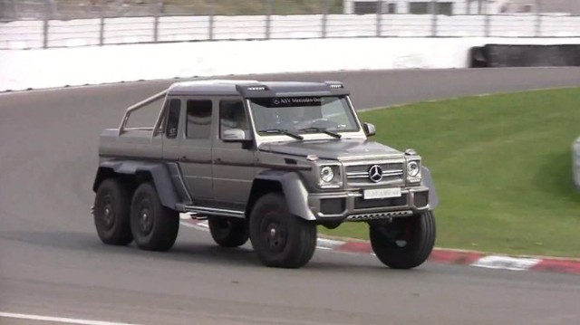 Mercedes-Benz G63 AMG 6x6 đua với 458 Italia và Aventador