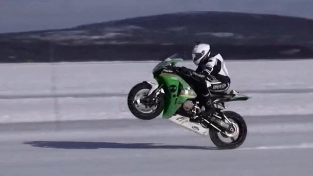 Chạy một bánh trên băng ở 183,8 km/h, Honda CBR1000RR phá kỷ lục tốc độ