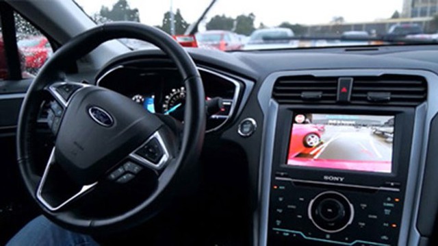 Gạt bỏ nỗi sợ hãi khi "lùi chuồng" với xe Ford