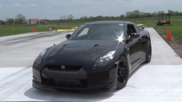 Xem Nissan GT-R 2.000 mã lực "xé gió" ở vận tốc 333 km/h