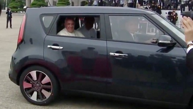 Giáo Hoàng Francis sử dụng Kia Soul "giá rẻ" để thăm Hàn Quốc
