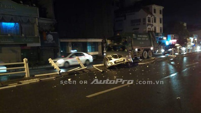 Hà Nội: Không làm chủ tay lái, ô tô con lao lên vỉa ngăn cách