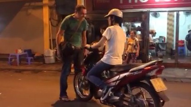 "Ông Tây" nhắc nhở dân Việt về ý thức đi xe trên phố đi bộ
