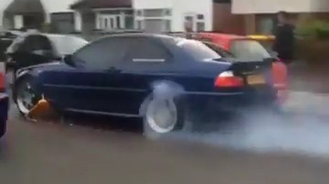 Bất chấp bị khoá bánh, BMW vẫn đốt lốp "bỏ trốn"