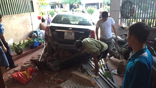 Nhầm chân ga, Chevrolet Lacetti đâm đổ tường nhà dân