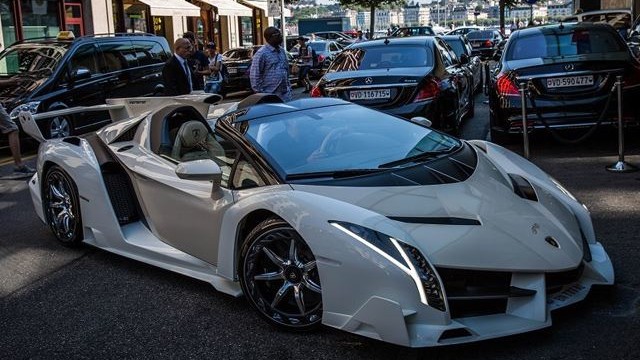 Lamborghini Veneno Roadster của "cô gái may mắn nhất năm" dạo phố Thụy Sỹ