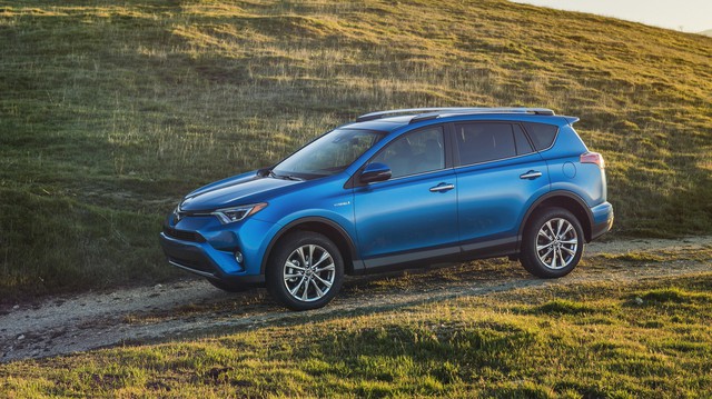 Toyota RAV4 tiết kiệm nhiên liệu có giá khởi điểm 29.270 USD