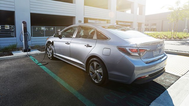 Hyundai tiếp tục giới thiệu phiên bản 5,9 lít/100 km của Sonata 2016