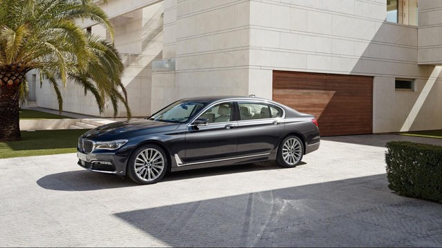 BMW 7-Series thế hệ mới ra mắt, tiết kiệm xăng như xe máy