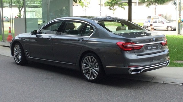 Lần đầu bắt gặp xe sang BMW 7-Series 2016 ngoài đường
