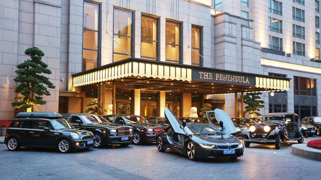 Khách sạn đầu tiên trên thế giới dùng BMW i8 để đưa đón khách