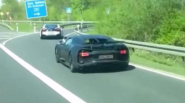 Siêu xe Bugatti Chiron lần đầu tiên xuất hiện trên đường phố