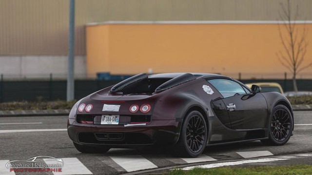 Siêu xe Bugatti Veyron cuối cùng xuất xưởng lộ diện