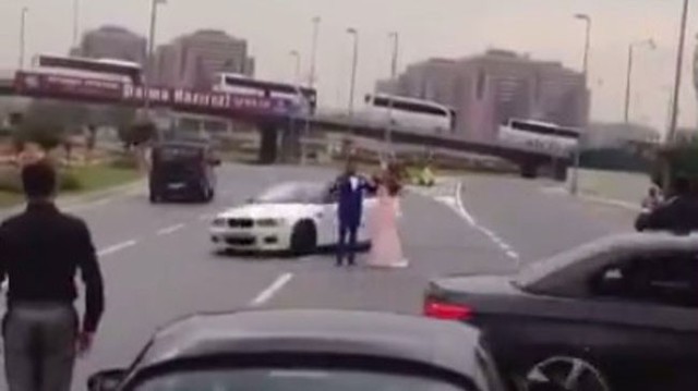 Đoàn xe đám cưới chặn đường cao tốc để drift quanh cô dâu chú rể