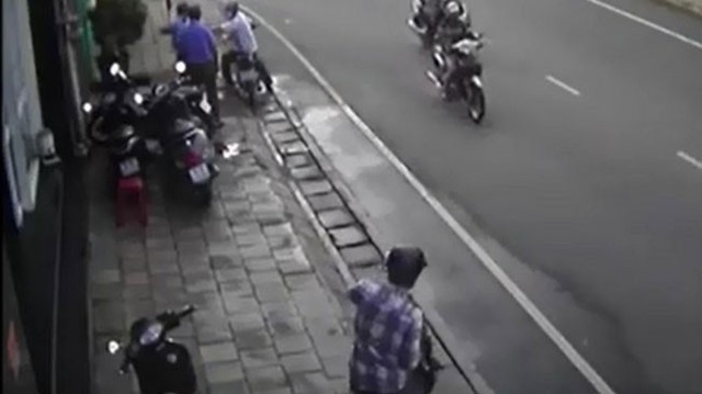 Sài Gòn: Xe SH bị kẻ gian ăn trộm ngay sau lưng 2 bảo vệ