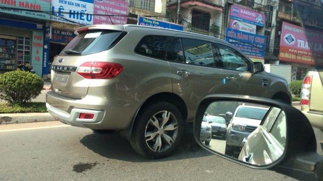 Bắt gặp Ford Everest thế hệ mới trên đường Việt Nam