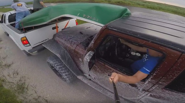 Mải mê với gậy “tự sướng”, nam thanh niên đâm vào đuôi Toyota Tundra