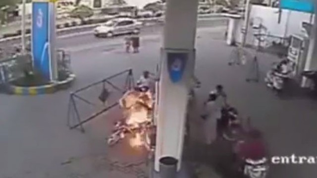 Điện thoại di động phát nổ khiến xe máy bốc cháy tại cây xăng