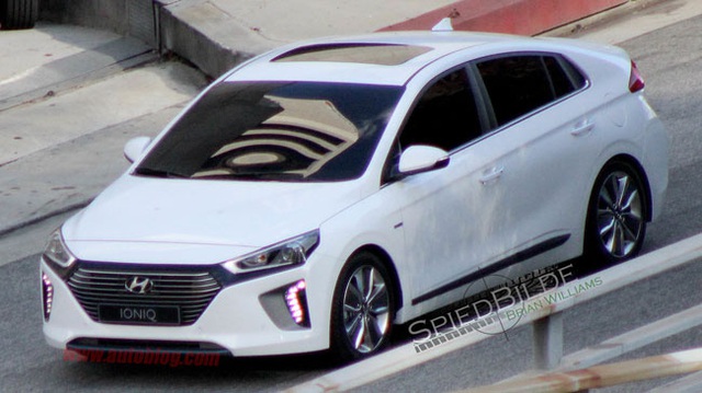 Hyundai Ioniq lộ diện trần trụi, Toyota Prius hãy dè chừng!