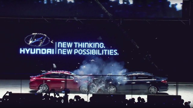 Hai xe Hyundai Sonata đâm nhau để chứng minh "trăm cái như một"