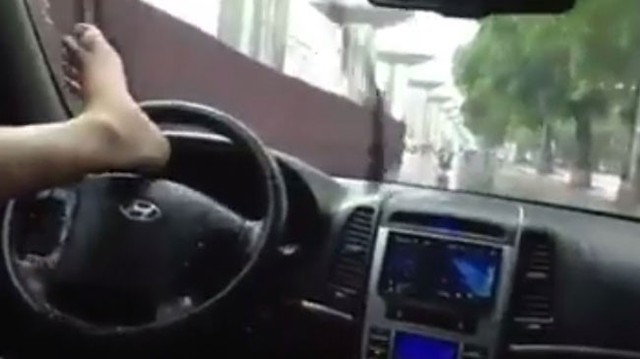 Xôn xao với video lái ô tô bằng chân trên đường Hà Nội