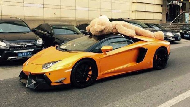 Siêu xe Lamborghini Aventador chở gấu bông diễu phố