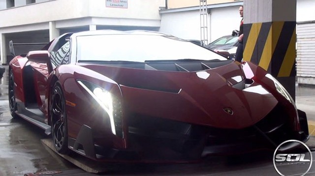 Siêu xe Lamborghini Veneno Roadster bị đối xử như ô tô bình dân