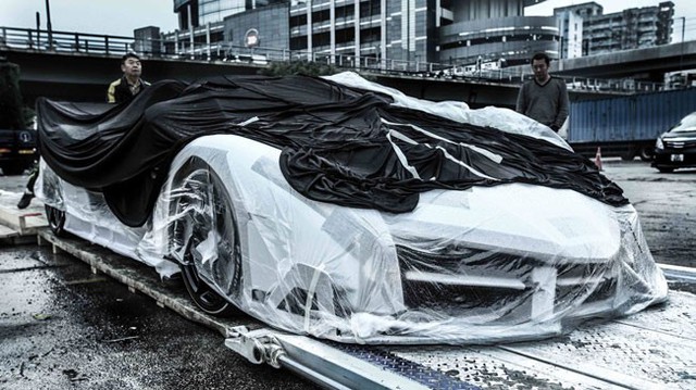 Siêu phẩm Lamborghini Veneno Roadster trắng muốt đến Hồng Kông