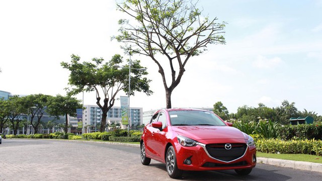 Đắt hơn 100 triệu đồng, Mazda2 2015 có gì hot?