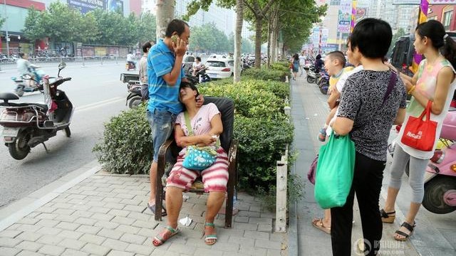 Mẹ mải nghịch điện thoại, con trai 2 tuổi bị ô tô đâm chết
