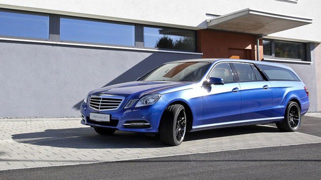 Mercedes-Benz E-Class Wagon kéo dài: Không hề giống xe tang