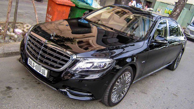 Xe tiền tỷ Mercedes-Maybach S600 “bằng xương, bằng thịt” trên đường Sài Gòn