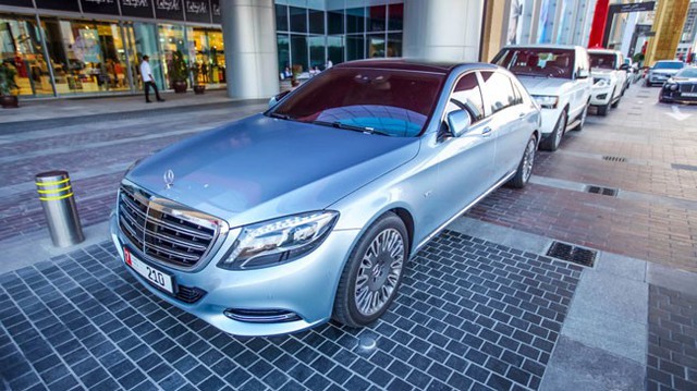 Bắt gặp xe siêu sang Mercedes-Maybach S600 đầu tiên tại Dubai
