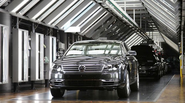 Ghé thăm nhà máy trong suốt độc đáo của Volkswagen