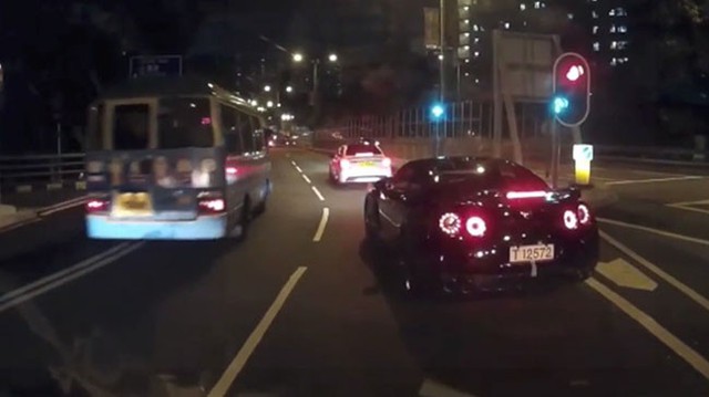 Siêu xe Nissan GT-R hai lần húc đuôi Mercedes-Benz C-Class