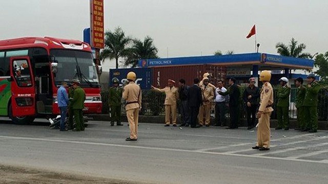 Nóng trong ngày: Ôtô khách đâm vỡ xe máy của CSGT