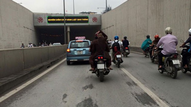 Nóng trong ngày: Sư thầy ngồi sau Yamaha Exciter 150, không đội mũ bảo hiểm