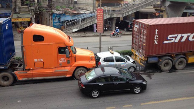 Nóng trong ngày: Taxi “bé hạt tiêu” bị kẹp giữa hai xe container “khổng lồ”