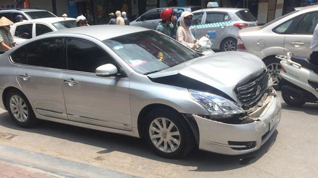 Lái Nissan Teana húc vào đuôi Mercedes-Benz GL, tài xế định bỏ chạy