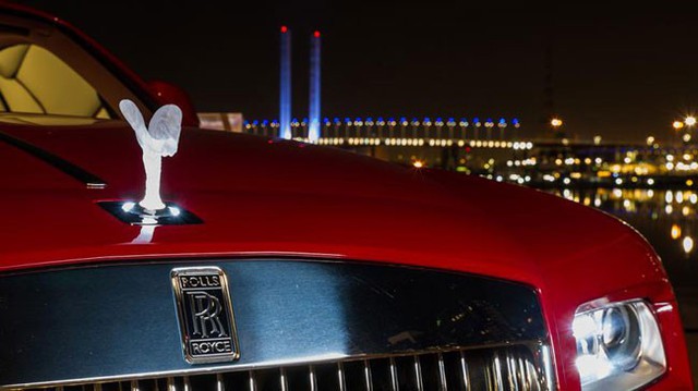 SUV siêu sang của Rolls-Royce “đứng giữa hai dòng nước”