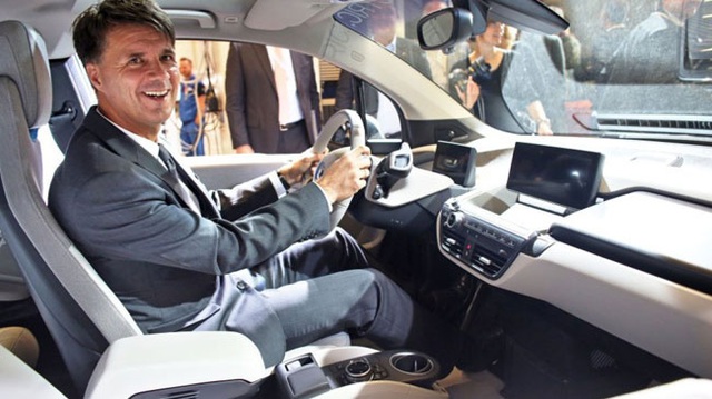 Sếp BMW chê hệ thống tự động lái Autopilot của Tesla