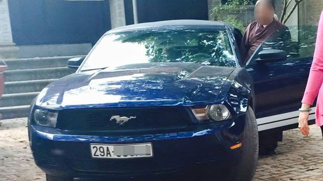Cư dân mạng xôn xao với hình ảnh sư thầy bên Ford Mustang
