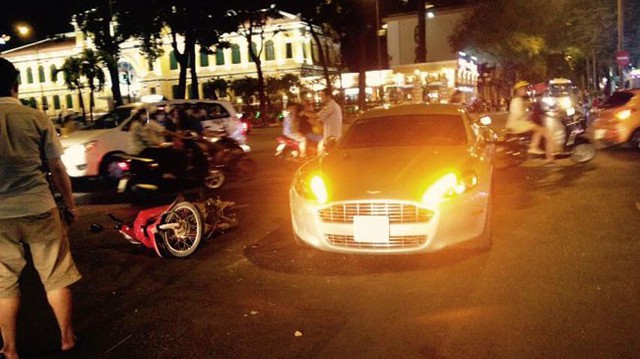 Sài Gòn: Va chạm với xe máy, “nữ hoàng” Aston Martin Rapide vỡ đèn