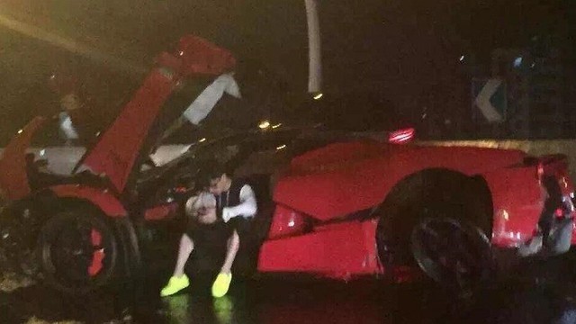 Đâm nát siêu xe Ferrari LaFerrari, thiếu gia vẫn thản nhiên như không
