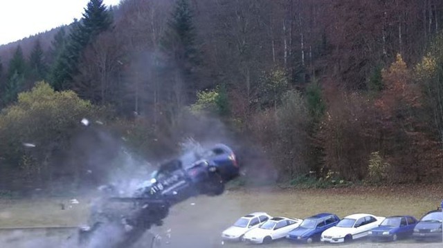 Xem cảnh hàng loạt ô tô húc đuôi xe khác ở 200 km/h