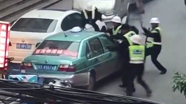 Taxi “điên” bỏ chạy, đâm bị thương 4 cảnh sát