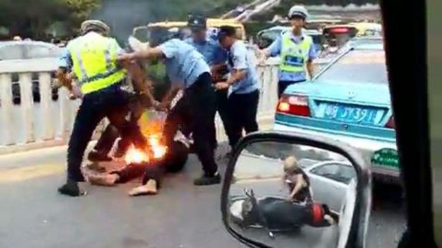 Biker châm lửa đốt xe và tự thiêu để phản đối cảnh sát giao thông
